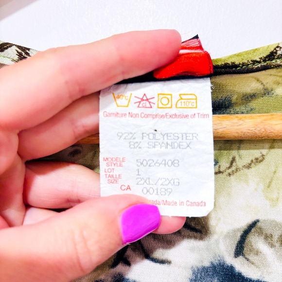 VIN ROUGE – Green Floral Wrap Top with Button Detail | Soft Jersey Knit | XXL * - Picture 5 of 9